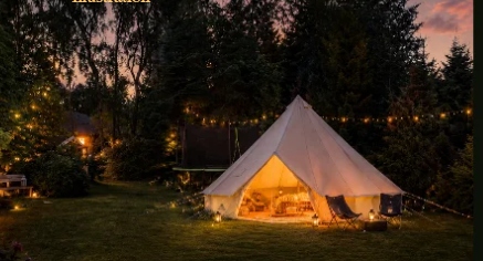 XXL glamping-telt udefra om aftenen — strængelys i haven på House of Love
