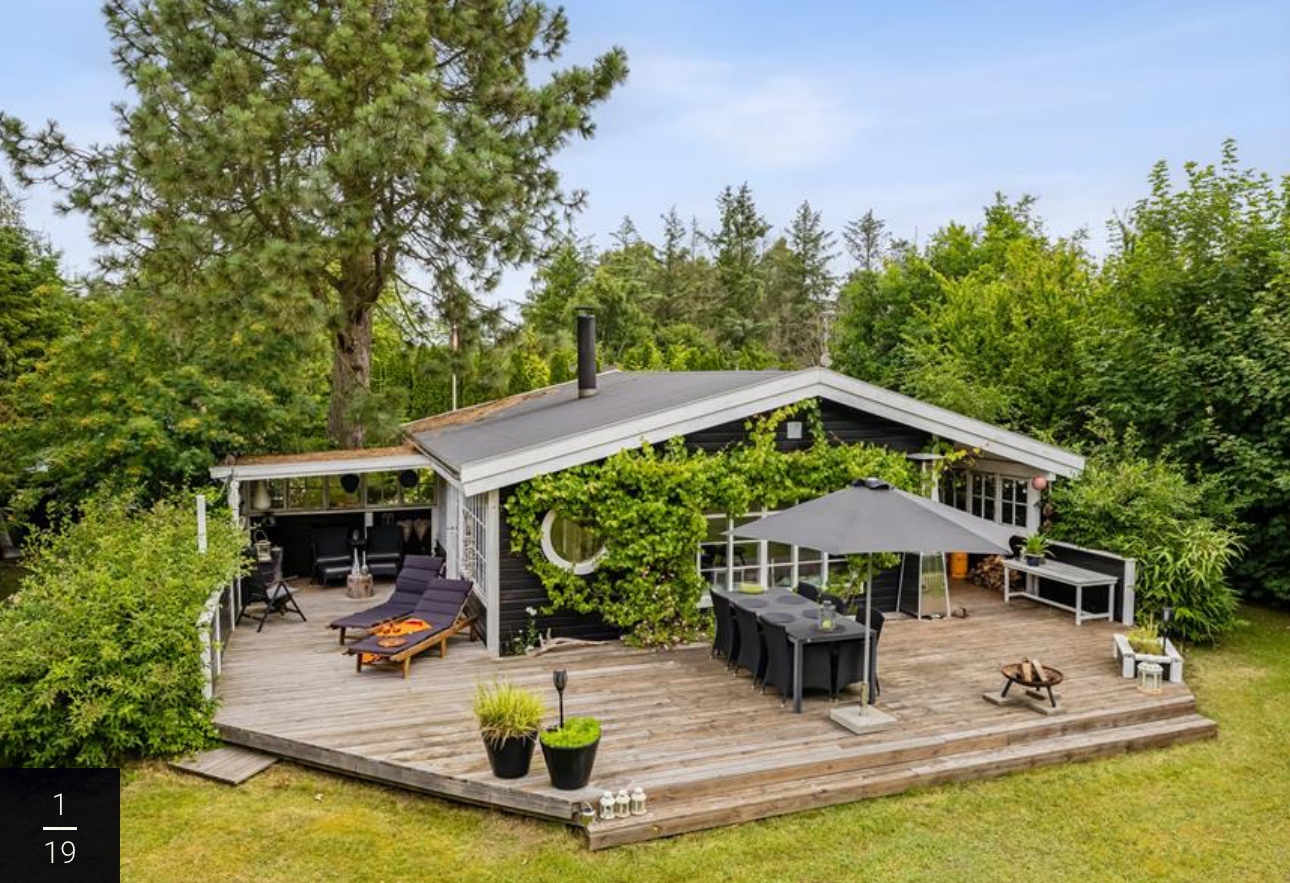 Terrassen ved House of Love med udendørs spisebord, solstole og lounge